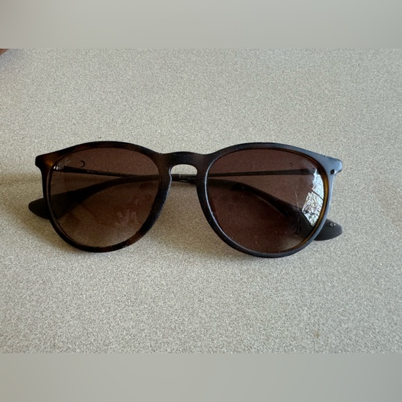 Ray-Ban Erika round sunglasses with brown case. - Picture 2 of 3
